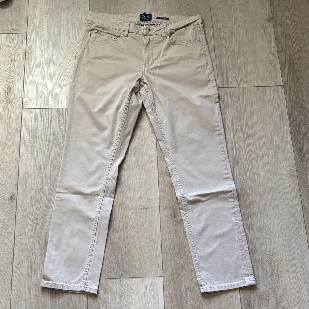 Stylish tan chinos. Men's 32. 98% cotton, 2% spandex. Like new condition. Sharp!
